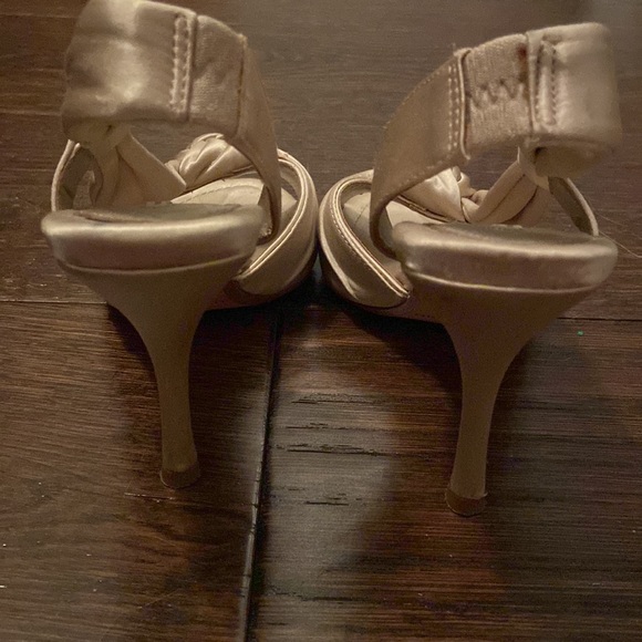 Max Studio champagne satin sandal heels - Picture 3 of 5